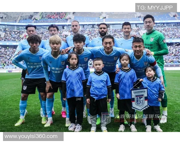 戴红帽子的足球球星英姿飒爽 展现独特魅力与风采 戴红帽子的足球球星英姿飒爽 展现独特魅力与风采